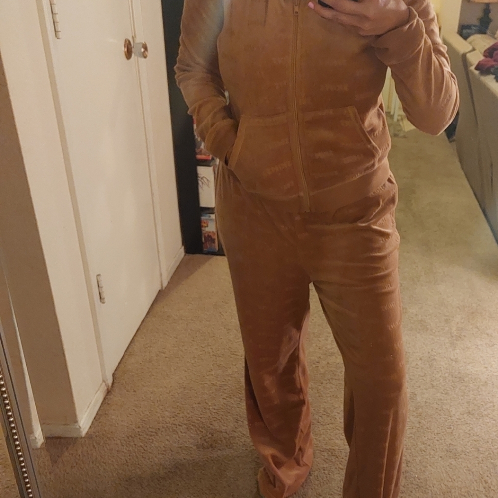 SKIMS Camel Velour Logo Set - Picture 6 of 6